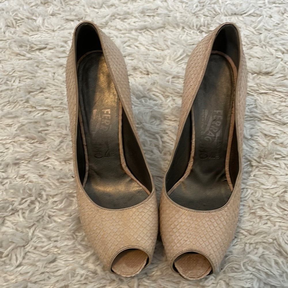 Peek toe Ferragamo heels blush/beige size 7